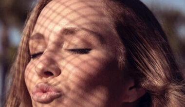 E celebră și are milioane € , dar nu-și găsește partener. Batjocorită după ce și-a făcut cont pe o aplicație de dating