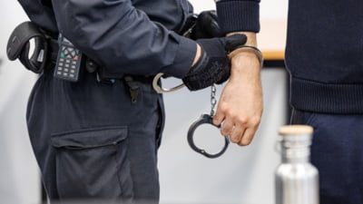 Minoră de 13 ani, agresată sexual și tâlhărită în liftul unui bloc din București - Bărbatul a blocat ascensorul între etaje