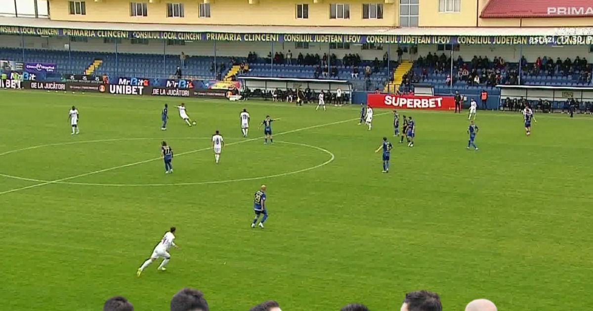 VAR, inutil la Clinceni! FOTO: Liniile nu au putut fi trasate la golul marcat de CFR Cluj! Decizia din teren a stârnit furia suporterilor: „Hoții!”