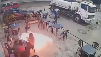 Momentul șocant în care 4 prieteni înșală moartea după ce unul dintre ei și-a aprins o țigară și a aruncat chibritul pe jos într-o benzinărie VIDEO