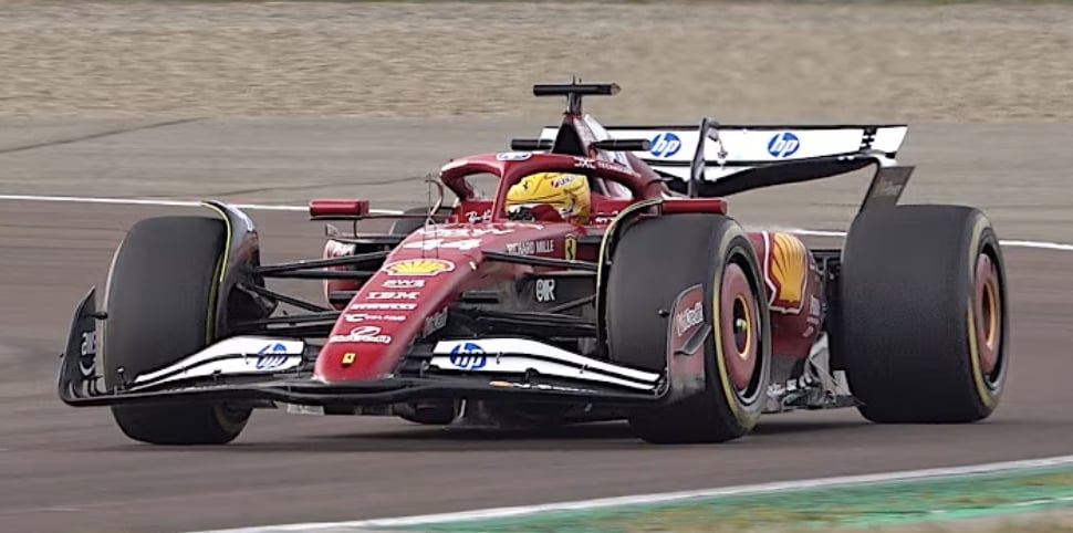 Monopostul de Formula 1 al celor de la Scuderia Ferrari pe circuit.