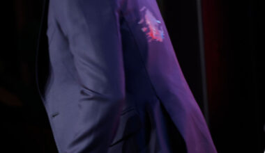 își lansa cartea, când a fost atacat cu ouă chiar de unchiul său! "Nerușinatule!"