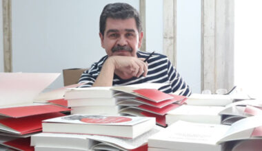 ”N-a citit 7 cărți în viața lui. Te simți făcut de râs”