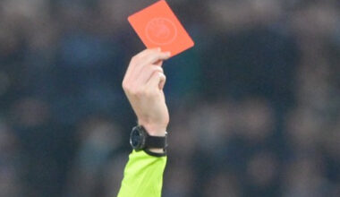 ”Măcel” pe teren! S-au acordat 7 cartonașe roșii