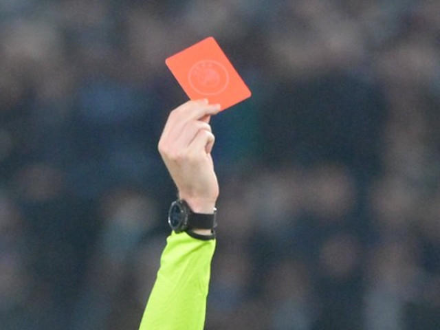 ”Măcel” pe teren! S-au acordat 7 cartonașe roșii