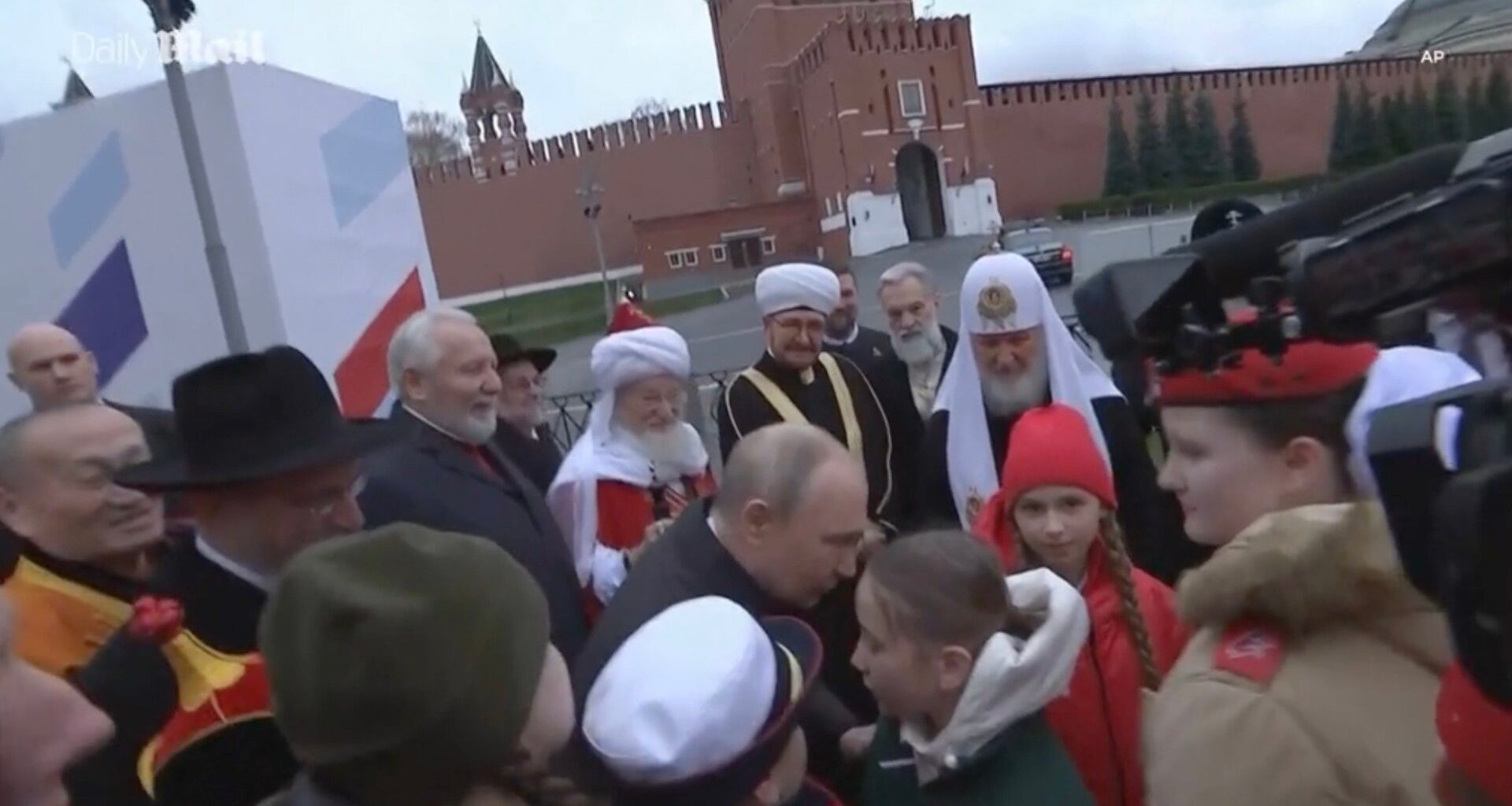 Putin-luat-la-intrebari-de-o-fata-Putin-in-Piata-Rosie