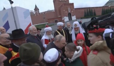 Putin-luat-la-intrebari-de-o-fata-Putin-in-Piata-Rosie