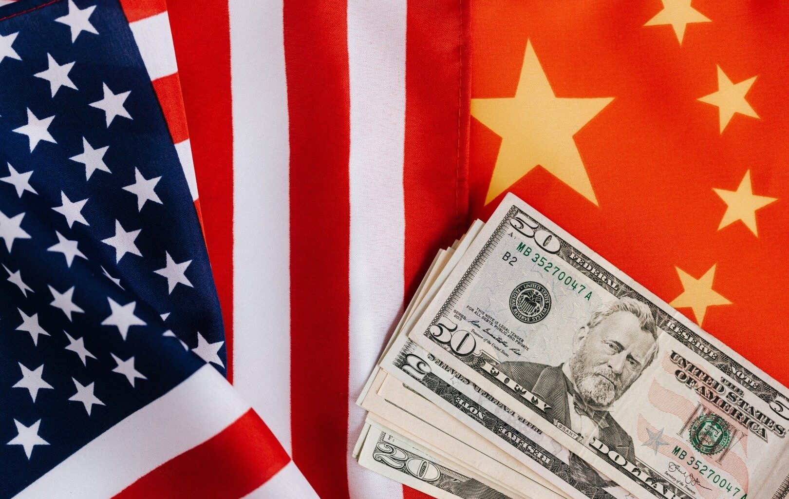 steagurile SUA si China-dolari americani