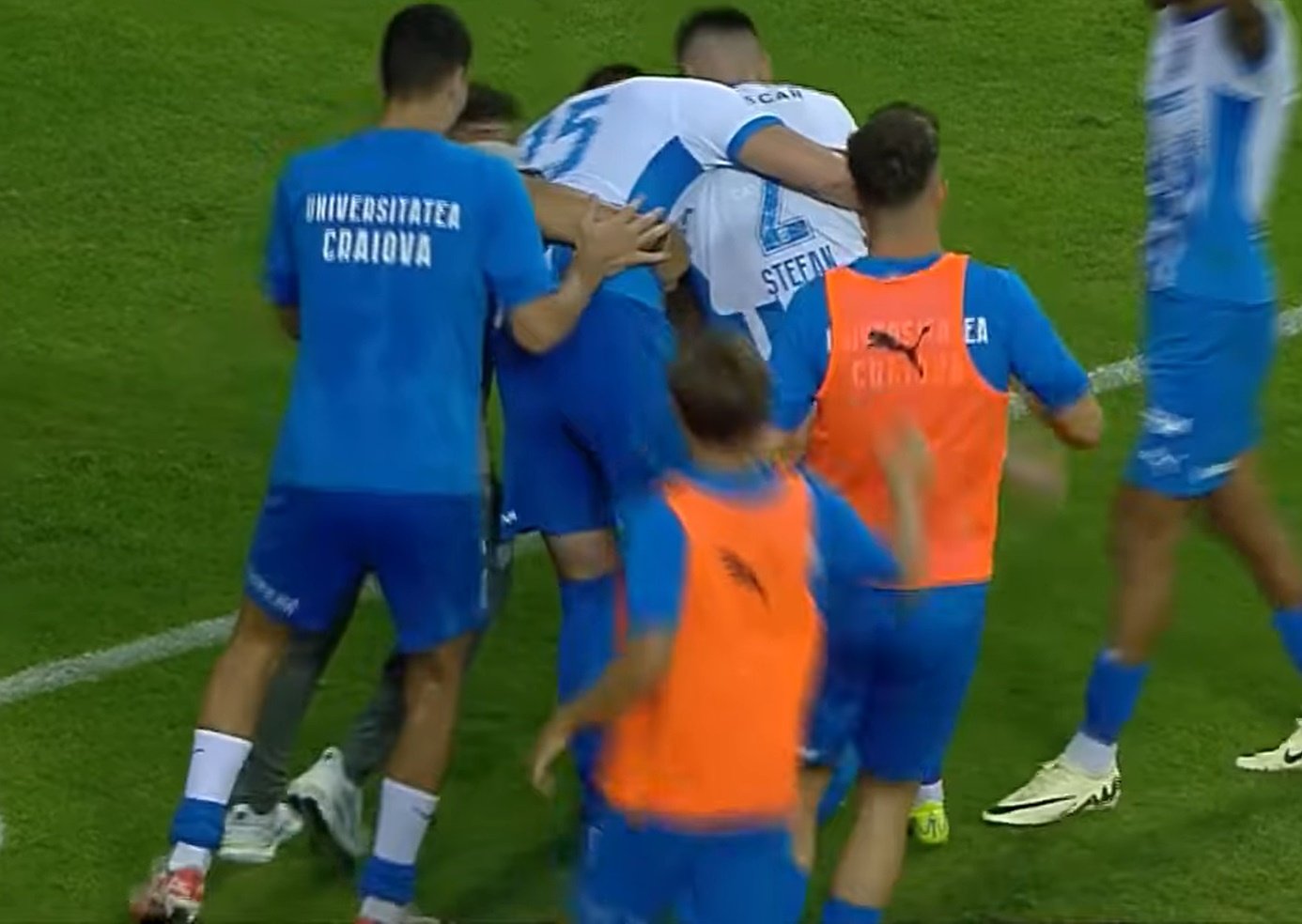 Jucătorii de la Universitatea Craiova celebrând golul la meciul cu Spartak Trnava din preliminariile Europa League