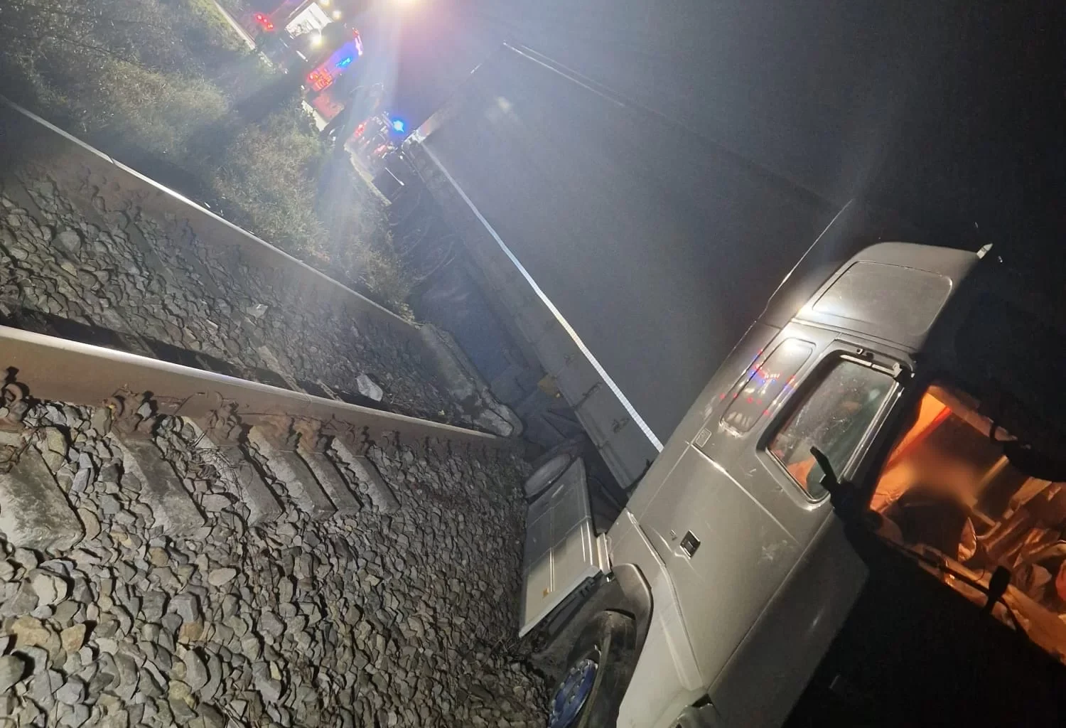 Șoferul beat care a rămas cu TIR-ul pe calea ferată, săltat de polițiști