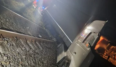 Șoferul beat care a rămas cu TIR-ul pe calea ferată, săltat de polițiști