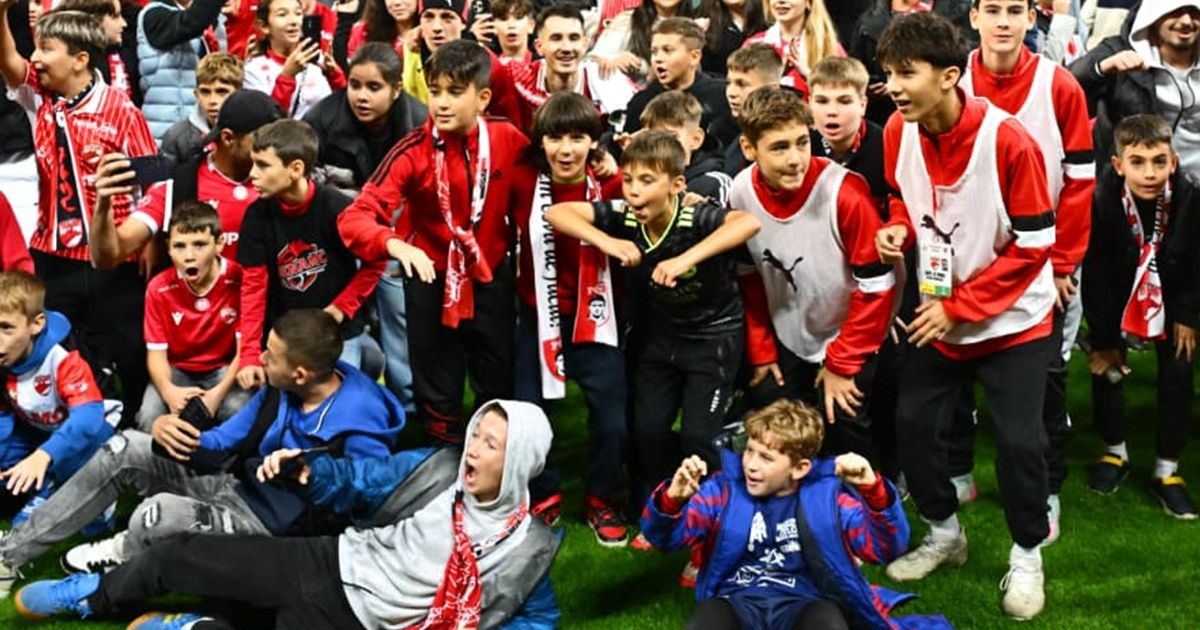 Probleme pentru Dinamo! FOTO+VIDEO. Haos total la finalul meciului Dinamo - CFR Cluj! Bucurie uriașă, teren invadat și gesturi reprobabile. Reacția lui Nicolescu