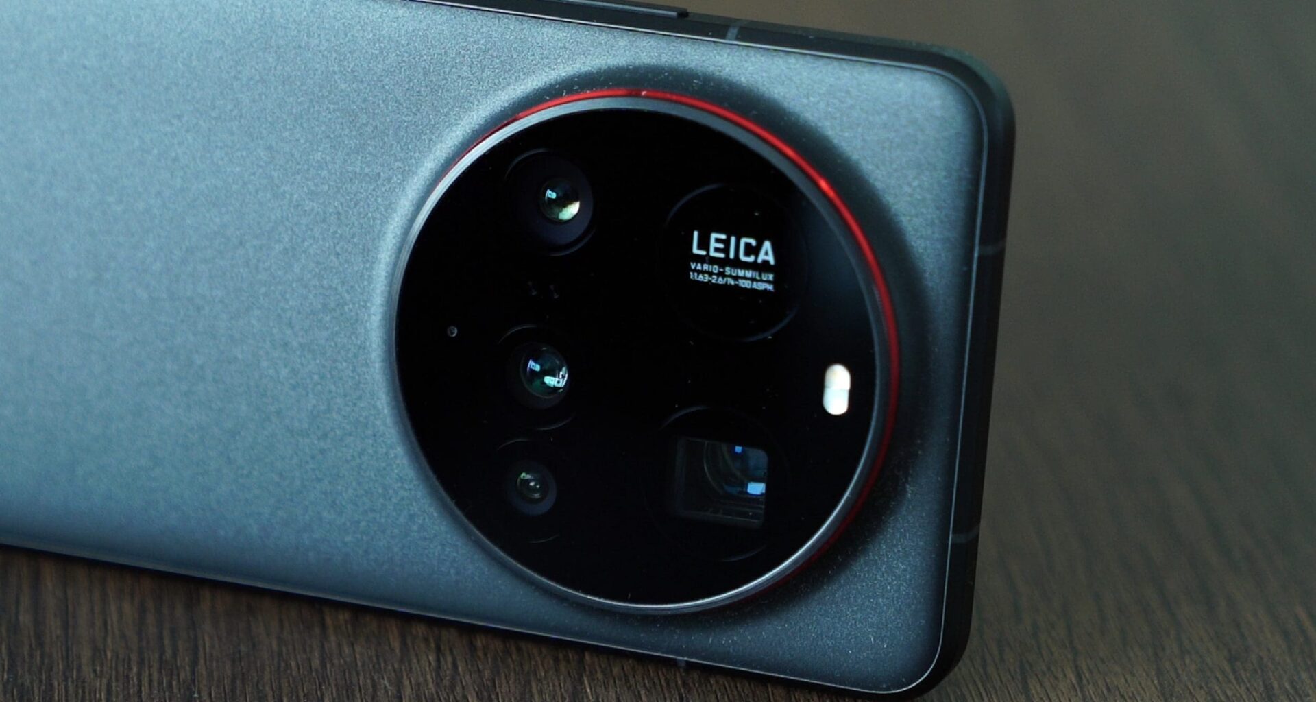 Xiaomi 17 Ultra ar putea fi lansat în 2025 fără ecranul de pe spate al modelelor „Pro”