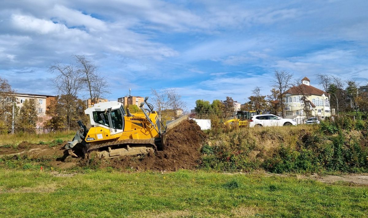 Au intrat buldozerele! Se construiește o nouă bază sportivă în România » Echipa din Liga 2, beneficiară directă