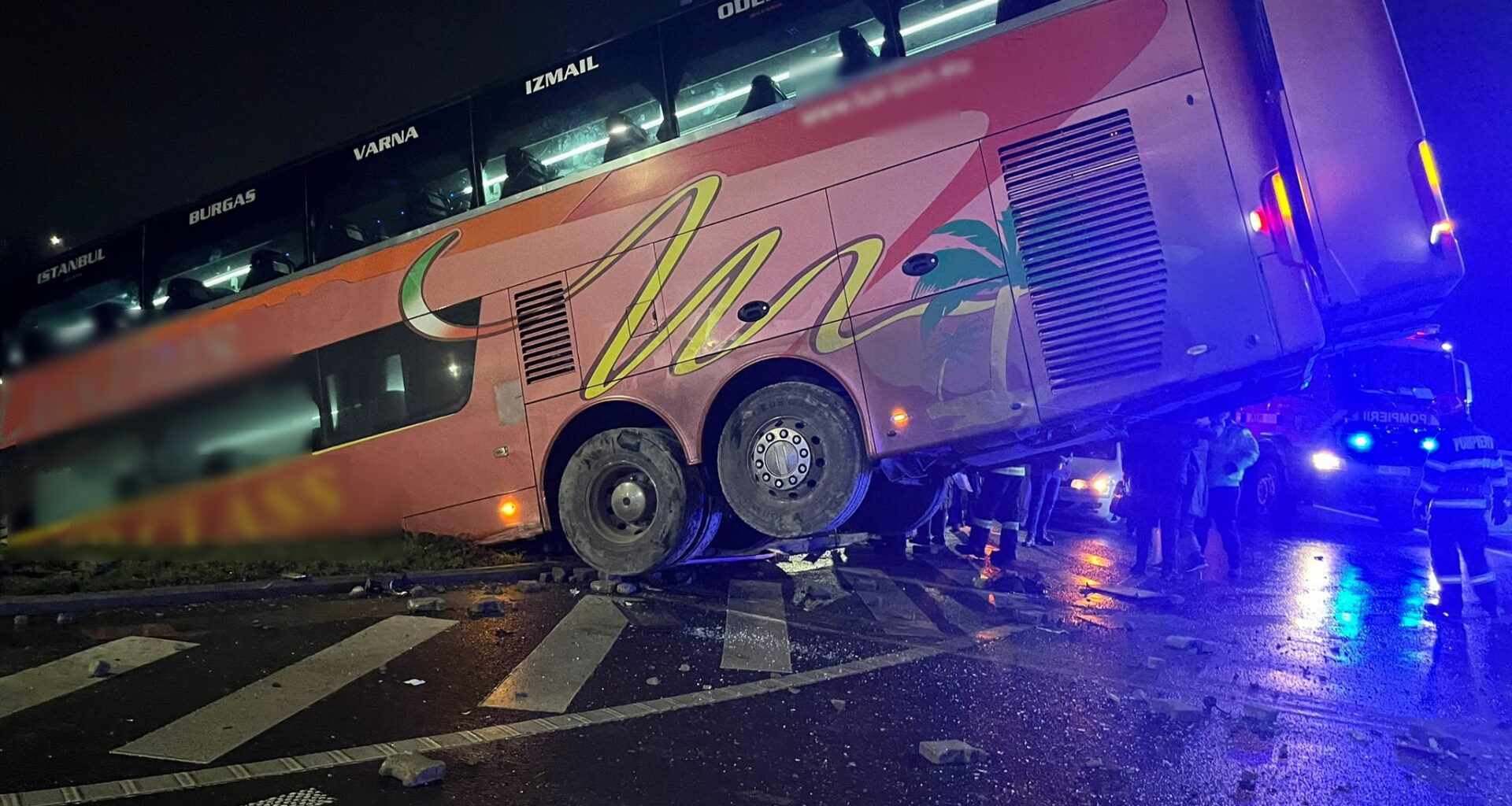 Plan roșu de intervenție în Brăila! Un autobuz cu 24 de pasageri s-a răsturnat / Cîți pasageri ajung în spital. VIDEO