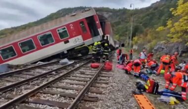 Două trenuri s-au ciocnit în Cehia. Echipele de intervenție vorbesc despre zeci de victime