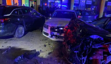 O mașină a făcut prăpăd în parcarea unui complex sportiv din Satu Mare. Pompierii au găsit o persoană încarcerată