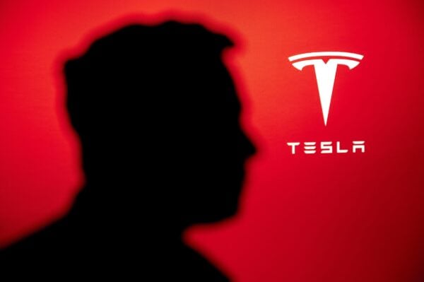 Logo-ul Tesla alături de silueta miliardarului american Elon Musk