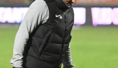 Terenul i-a jucat feste! FOTO. Moment amuzant cu Mihalcea, care a alunecat când voia să preia o minge + Mesaj dur pentru contestatari, după meci