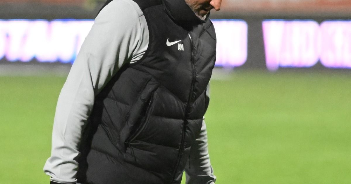 Terenul i-a jucat feste! FOTO. Moment amuzant cu Mihalcea, care a alunecat când voia să preia o minge + Mesaj dur pentru contestatari, după meci