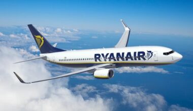 Trafic perturbat pe Aeroportul Cluj – Un avion Ryanair a avut probleme după aterizare şi a rămas pe pistă / Unul dintre piloţi ar fi fost luat inconştient de la faţa locului