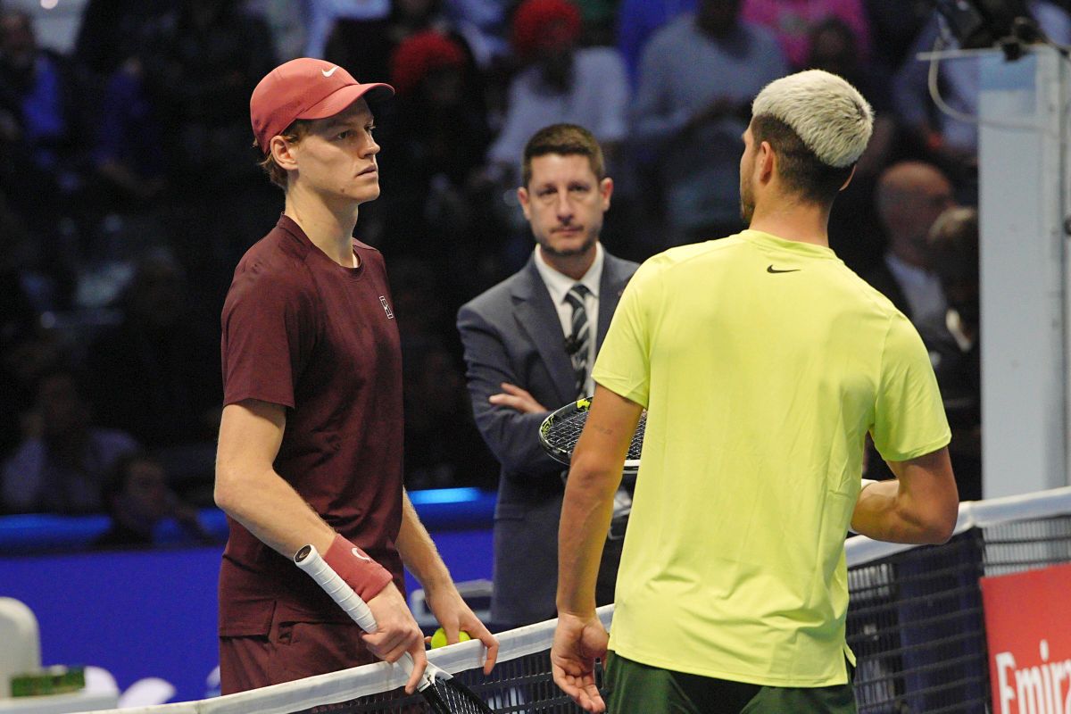 De ce finala dintre Carlos Alcaraz și Jannik Sinner a fost întreruptă timp de 12 minute » Dialogul purtat la mijlocul terenului