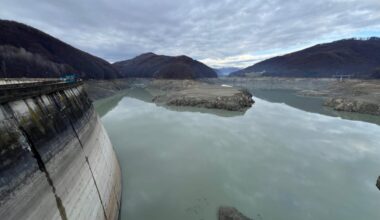 Zeci de mii de oameni din 12 localităţi din Prahova, fără apă potabilă / Consiliul Judeţean susţine că problema este barajul Paltinu, unde instalaţiile au intrat în blocaj tehnic din cauza turbidităţii