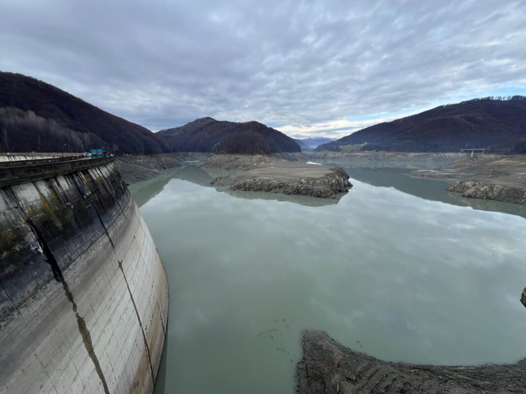 Zeci de mii de oameni din 12 localităţi din Prahova, fără apă potabilă / Consiliul Judeţean susţine că problema este barajul Paltinu, unde instalaţiile au intrat în blocaj tehnic din cauza turbidităţii