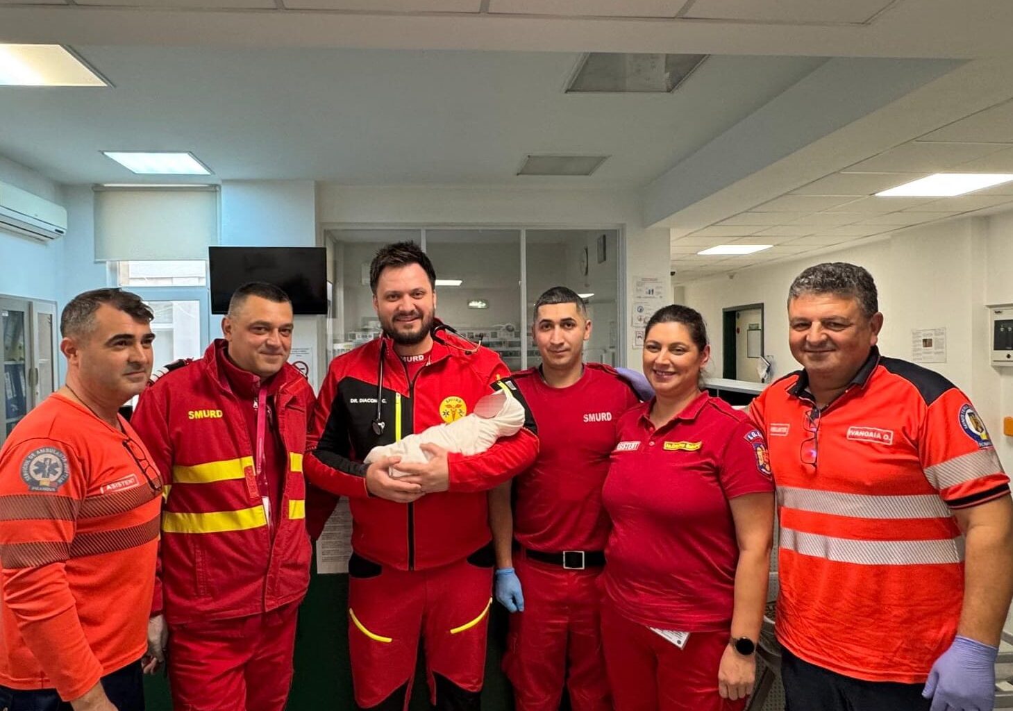 O femeie din Prahova a născut acasă, ajutată de o vecină ghidată de vocea dispecerului