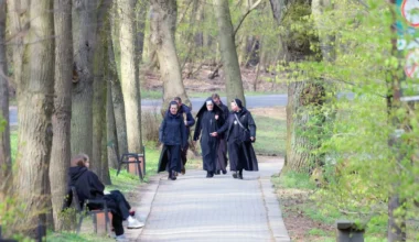 Călugărițele care au evadat dintr-un azil de bătrâni au primit dreptul să stea la o mănăstire doar dacă nu intră pe rețelele de socializare