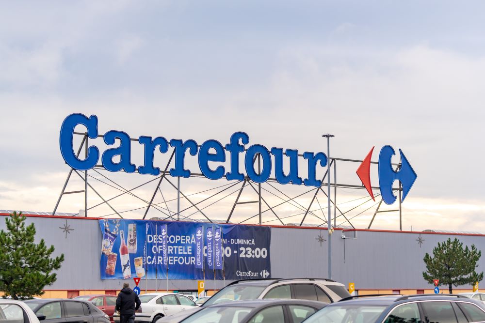 Frații Pavăl, care dețin Dedeman, vor să preia magazinele Carrefour din România