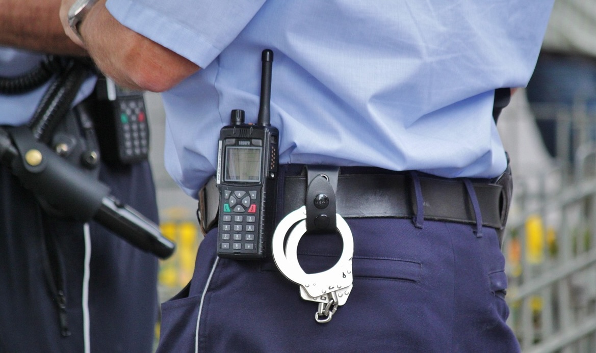 Primarul comunei bistrițene Livezile a fost reținut de poliție după ce a postat pe o rețea socială fotografii indecente cu o angajată