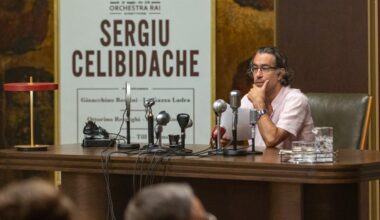 Regizorul Serge Celebidachi și echipa filmului Cravata Galbenă au cerut revistei de liceeni Alecart modificarea unei recenzii scrise de o elevă. "Este o mare neînțelegere", răspunde echipa filmului