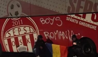Autocarul celor de la Sepsi, vandalizat de ultrașii din Craiova! Ce au scris pe vehicul + Comunicatul covăsnenilor