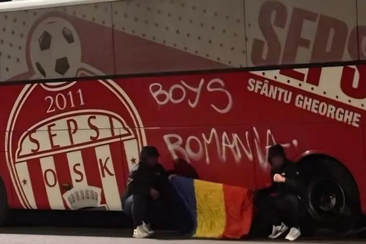 Autocarul celor de la Sepsi, vandalizat de ultrașii din Craiova! Ce au scris pe vehicul + Comunicatul covăsnenilor