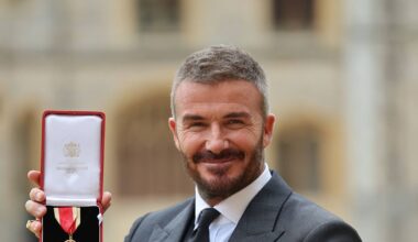Sir David Beckham Fostul internațional englez a primit  titlul de cavaler din partea Regelui Charles al III-lea. Costumul purtat, creat de soția, Victoria, și inspirat de monarh