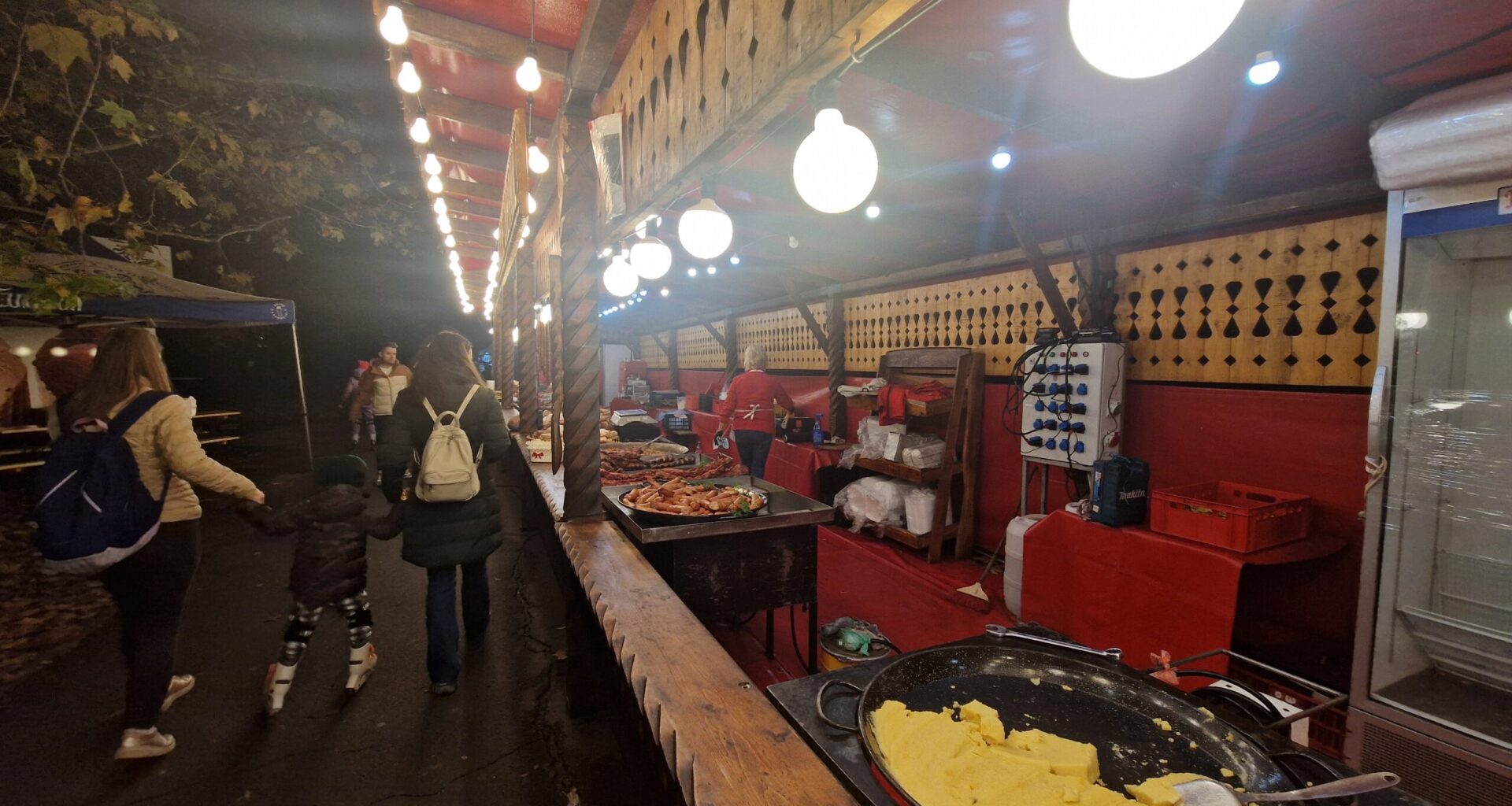 Bâlci cu muzică vulgară și grătare în parc, lângă Parlament, cu aviz de la Primăria Capitalei (Foto&Video)