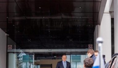 Moldovenii au luat drona care a ajuns ieri pe o casă din nordul Republicii Moldova, au pus-o pe scările ministerului de Externe și l-au așteptat pe ambasadorul rus / Ministerul de Externe i-a înmânat diplomatului rus o notă de protest: „Acțiuni absolut inadmisibile”