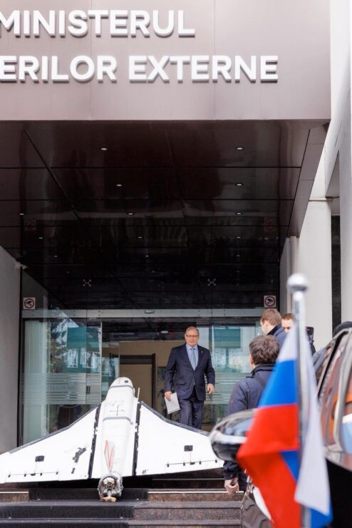 Moldovenii au luat drona care a ajuns ieri pe o casă din nordul Republicii Moldova, au pus-o pe scările ministerului de Externe și l-au așteptat pe ambasadorul rus / Ministerul de Externe i-a înmânat diplomatului rus o notă de protest: „Acțiuni absolut inadmisibile”