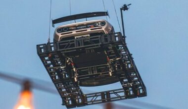 Cea mai scumpă mașină din lume a fost vândută și adusă cu elicopterul » Imagini cum nu s-au mai văzut