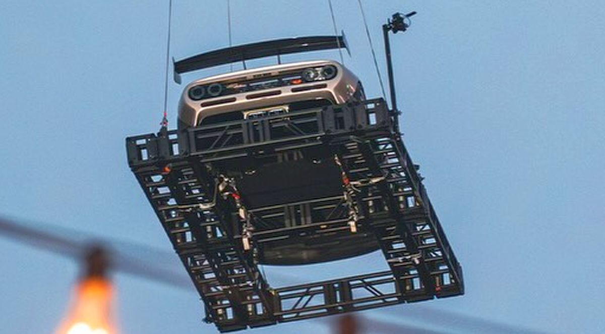 Cea mai scumpă mașină din lume a fost vândută și adusă cu elicopterul » Imagini cum nu s-au mai văzut