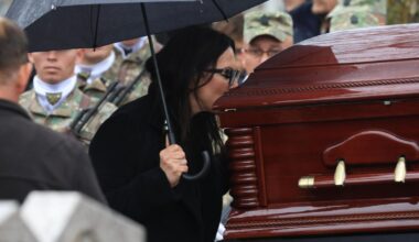 VIDEO+FOTO „Te iubim, bunicu'!” » Marele Emeric Ienei, înmormântat în Cimitirul „Rulikowski” cu onoruri militare, torțe și o brazdă de gazon din Ghencea