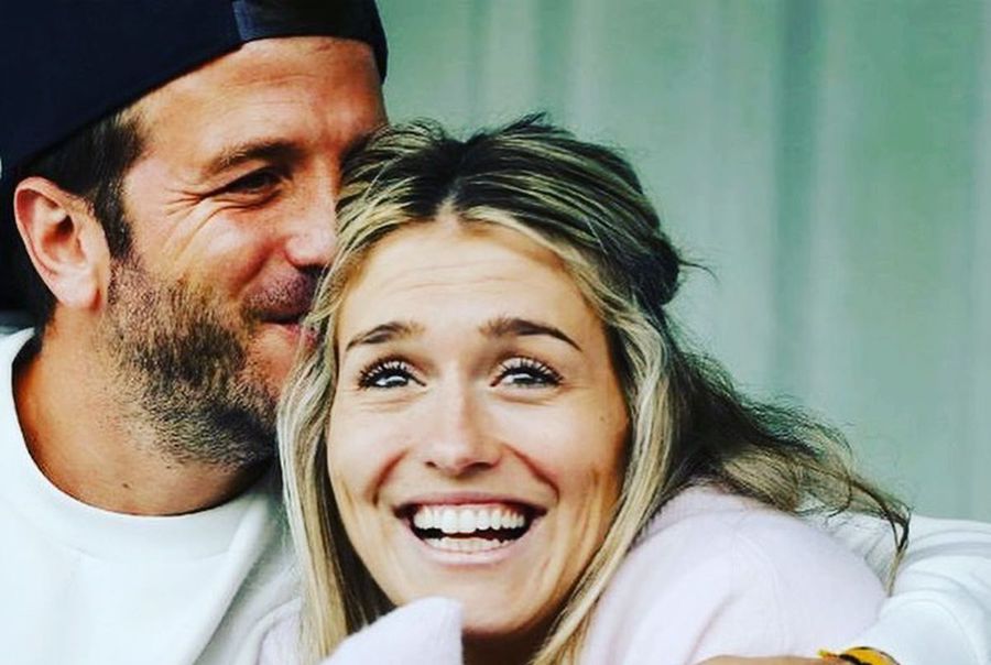 Mii de oameni s-au înghesuit pentru Estavana Polman, dar partenerul Van de Vaart a fost „blocat” în București: „Să poarte o cască, vor arunca cu ouă în el!” :)