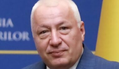 INTERVIU - Iulian Fota, fost consilier prezidenţial: Am văzut că s-au dat nişte grade de ambasador. Dacă scutur lista aia, n-o să iasă lucruri frumoase! Să ni se spună dacă numai prietenii contează în ţara asta /Ce îi reproşează preşedintelui