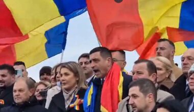 VIDEO: Huiduieli marca AUR, la Alba Iulia. Au început să urle în momentul depunerii de coroane din partea președintelui României