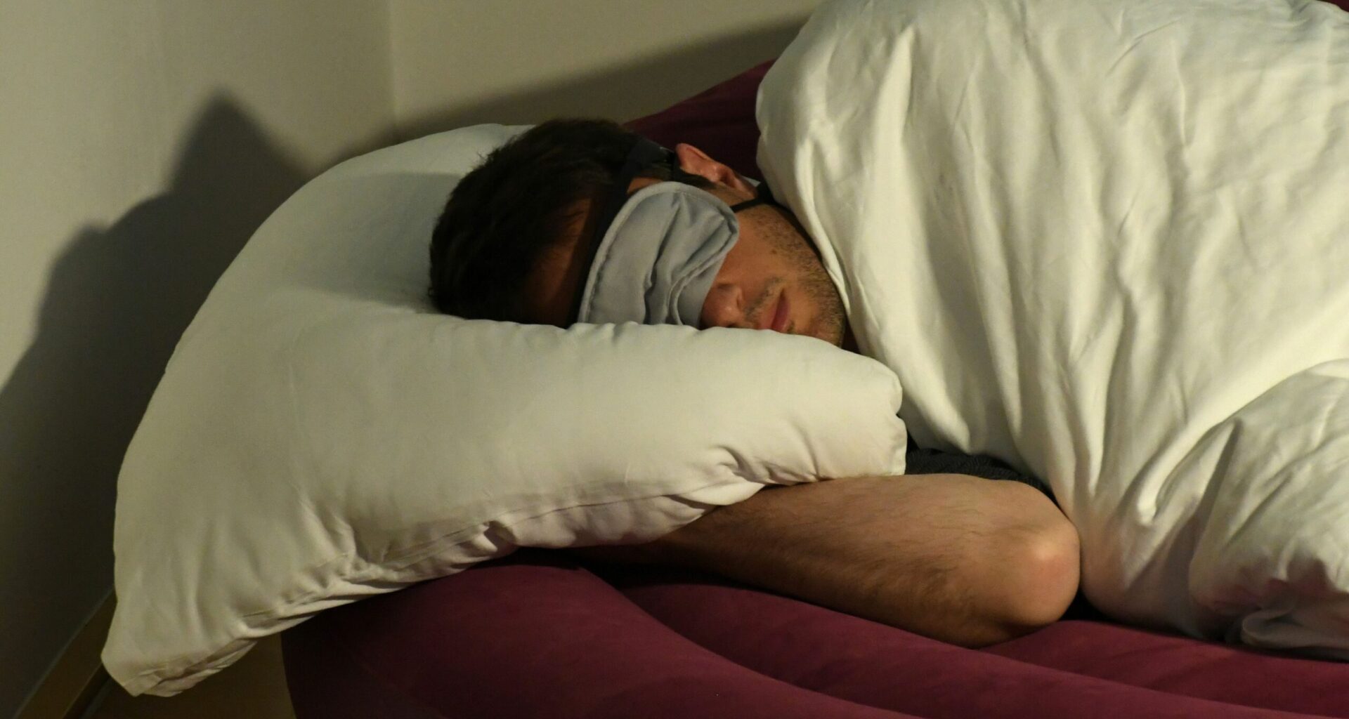 Somnul de opt ore e „o invenție” modernă. Oamenii obișnuiau să doarmă în două reprize în fiecare noapte