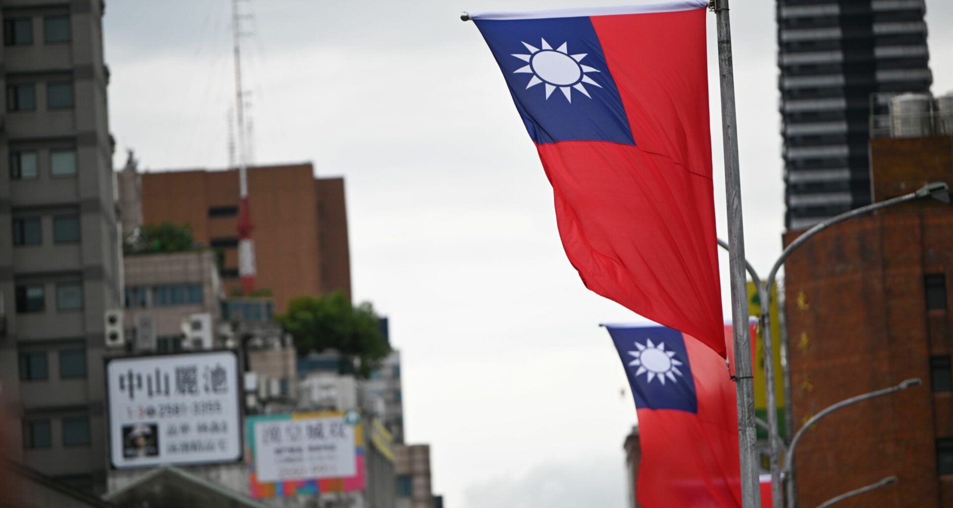 avertizează că va „zdrobi” orice încercare străină de a interfera cu Taiwanul