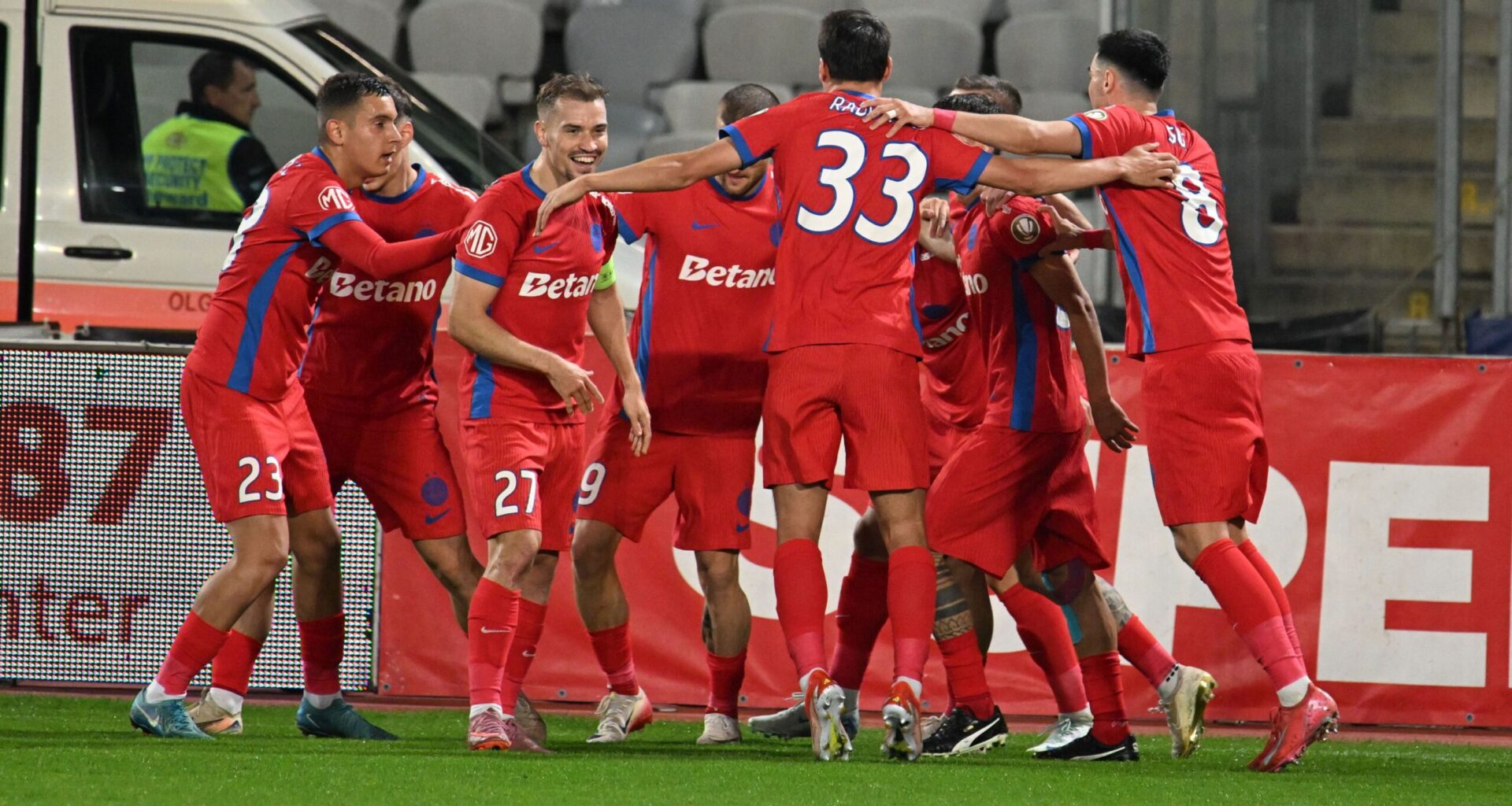 FCSB trece la fapte: Oferte concrete pentru trei transferuri