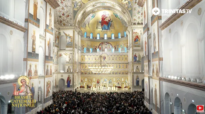 Catedrala Mântuirii Neamului, plină cu mii de români de Sfântul Andrei. Scene impresionante de la slujbă