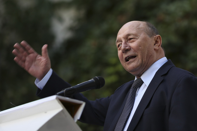 Băsescu: Nu-i nicio reformă a administraţiei reducerea de personal, e optimizare de cheltuieli. Reforma administrativă înseamnă comasarea judeţelor, regionalizarea / E enervant de naivă abordarea sau e o păcăleală